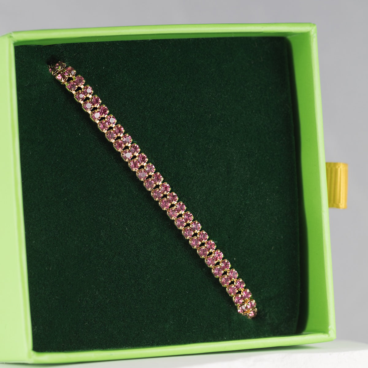 Stilīga un ērta rokassprādze, kas ir ūdensizturīga un piemērota ikdienai.