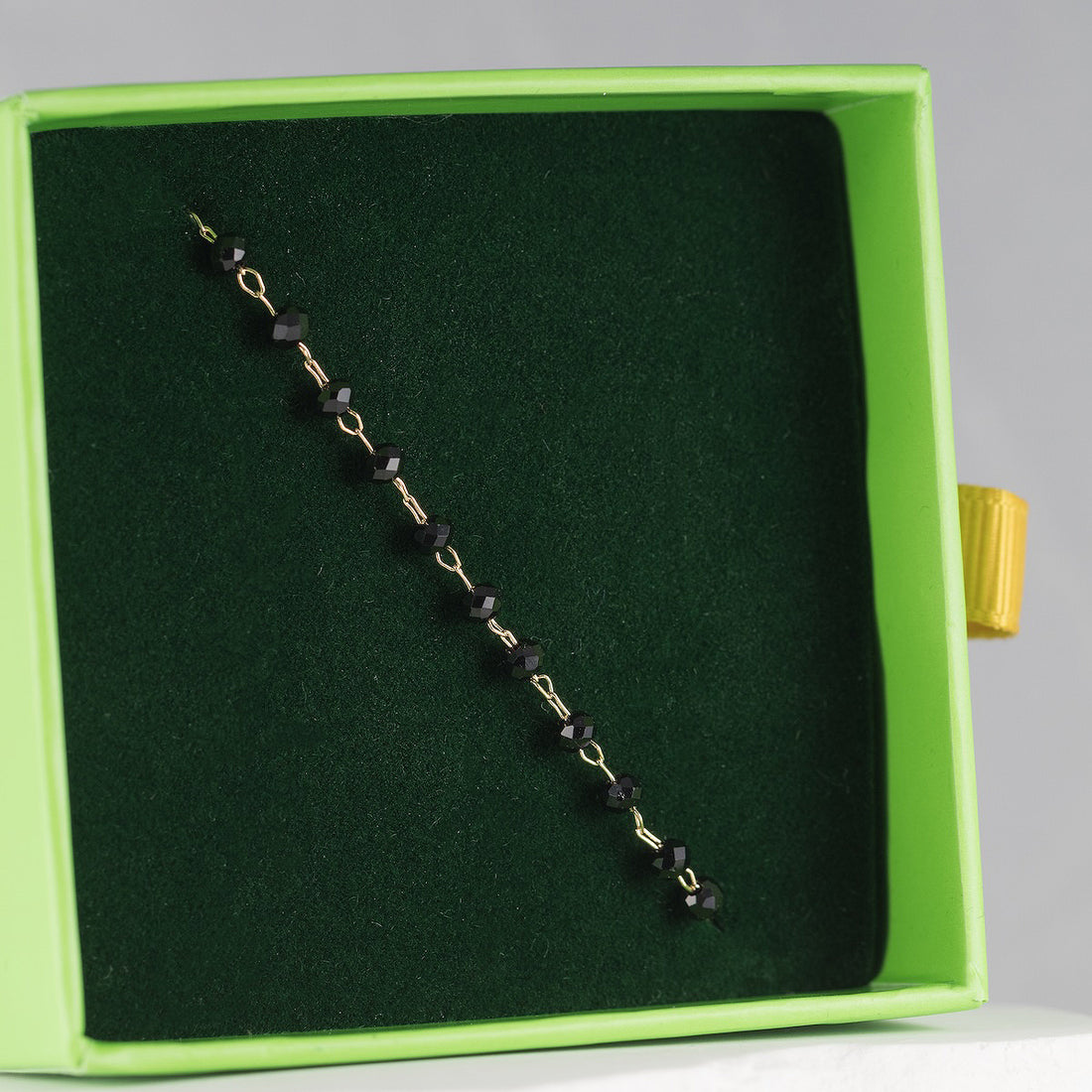 Stilīga un viegla kājas rota, kas ir ūdensizturīga un ērta ikdienai.