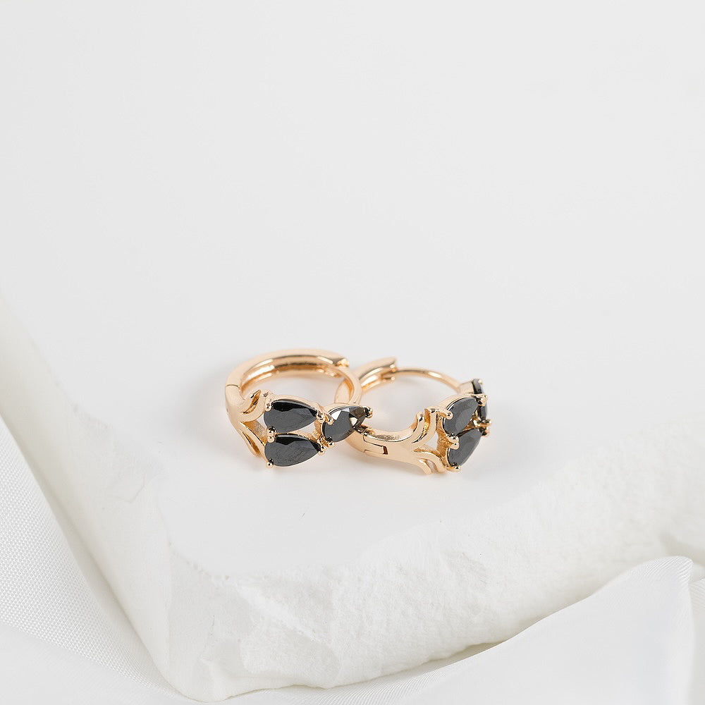 Minimālistiski auskari, kas ir antialerģiski un piemēroti lietošanai arī ūdenī.