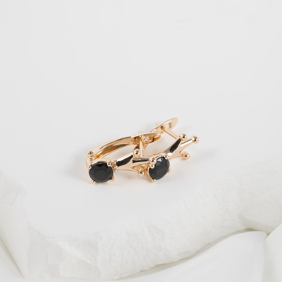 Minimālistiski auskari, kas ir antialerģiski un piemēroti lietošanai arī ūdenī.