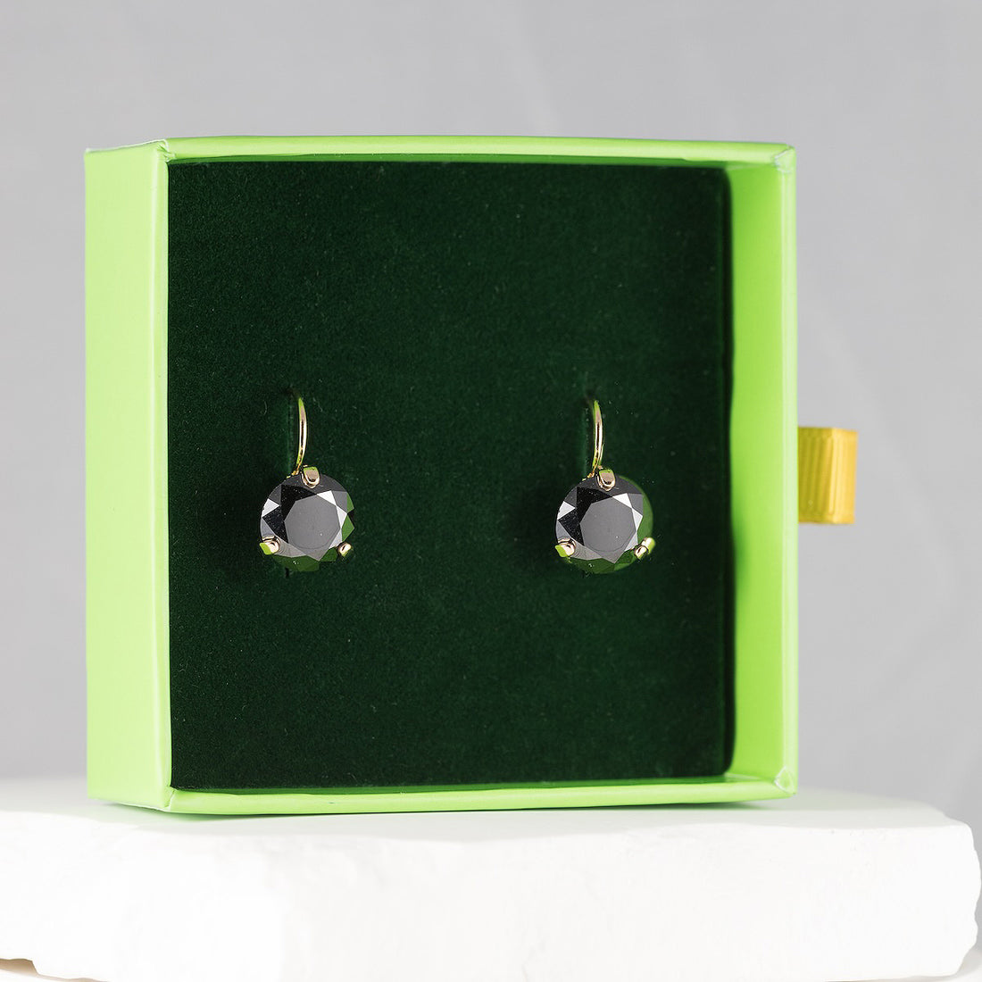 Auskari ir ūdensizturīgi un piemēroti ikdienas valkāšanai.