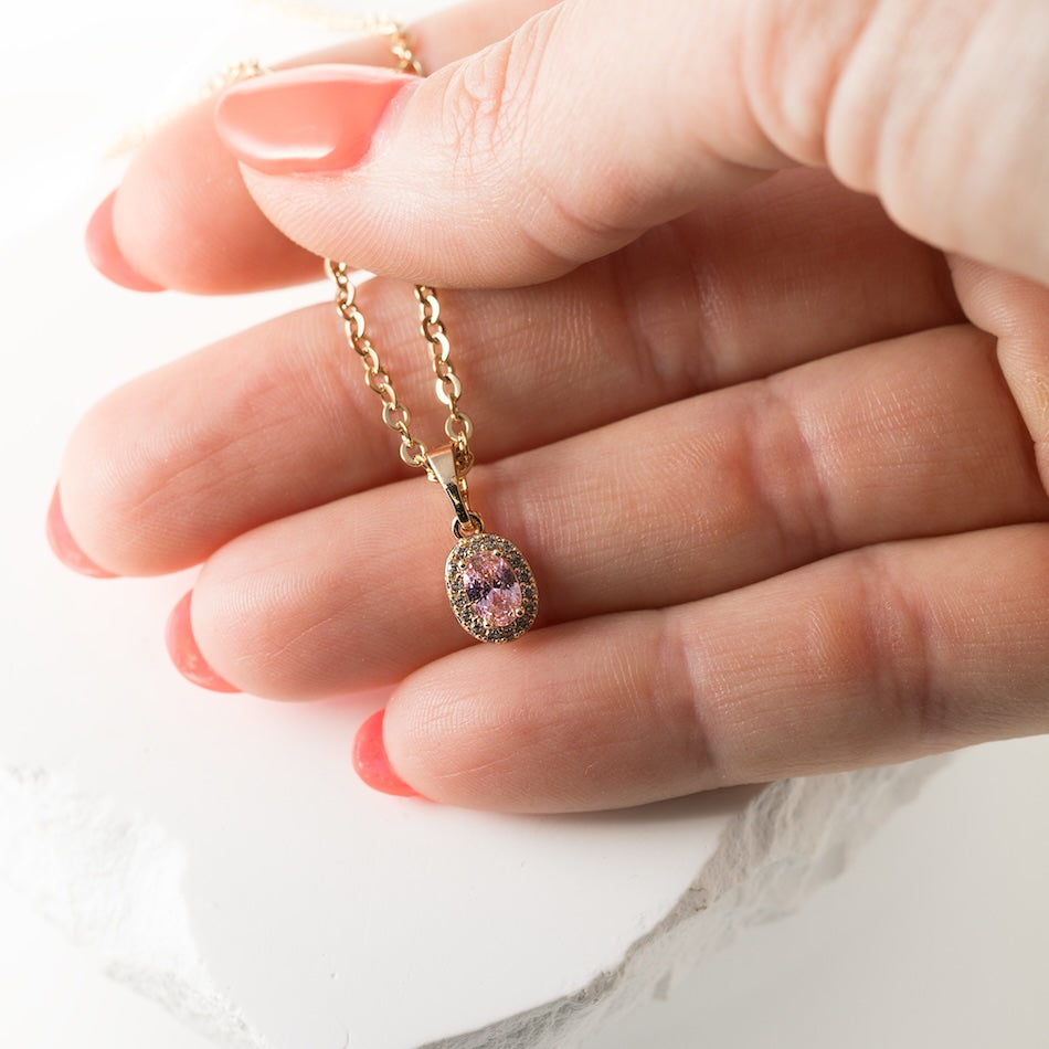 Kaklarota ir antialerģiska, mitrumizturīga un piemērota arī jutīgai ādai.