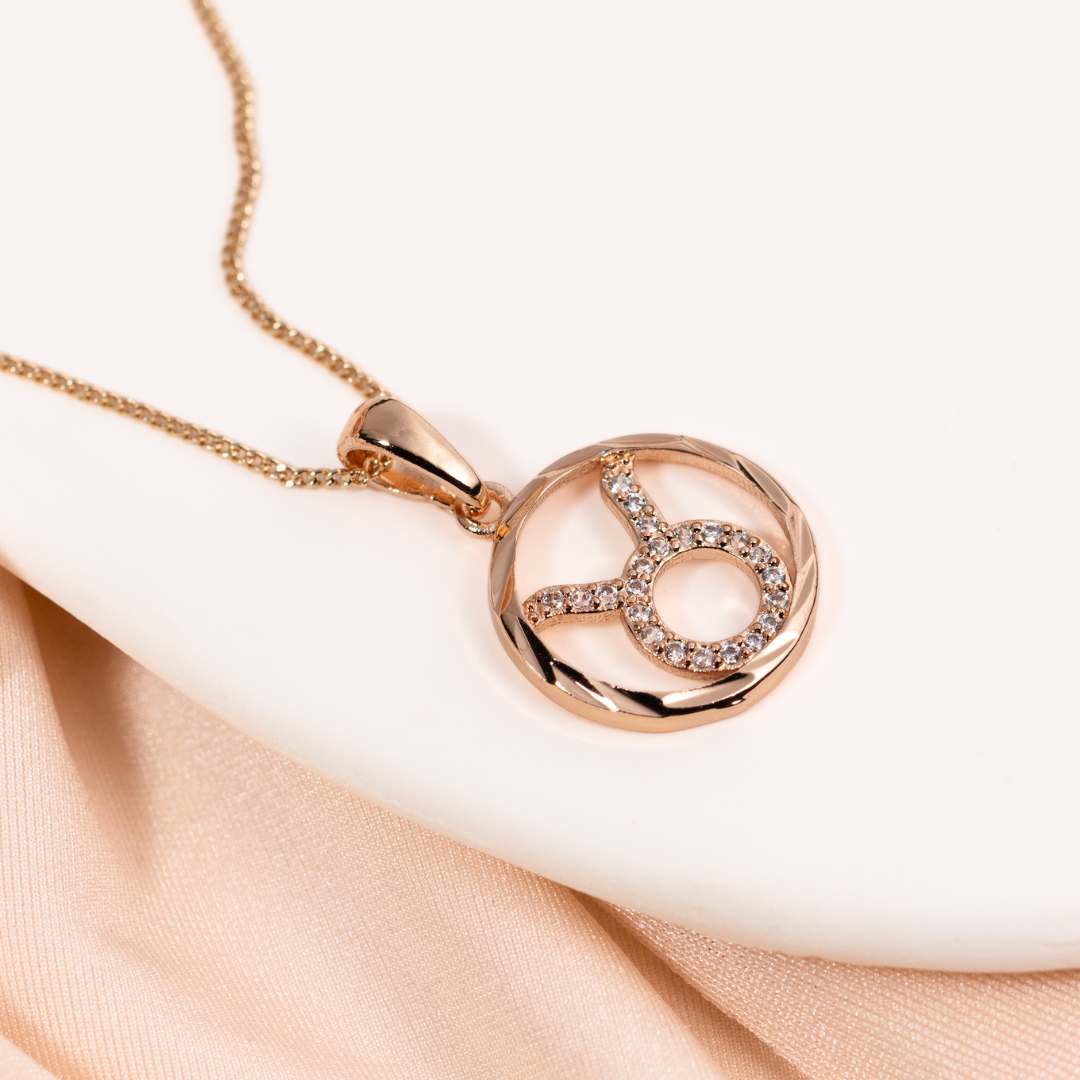 Rozā zelta horoskopa kaklarota ar vērša zodiaka zīmi
