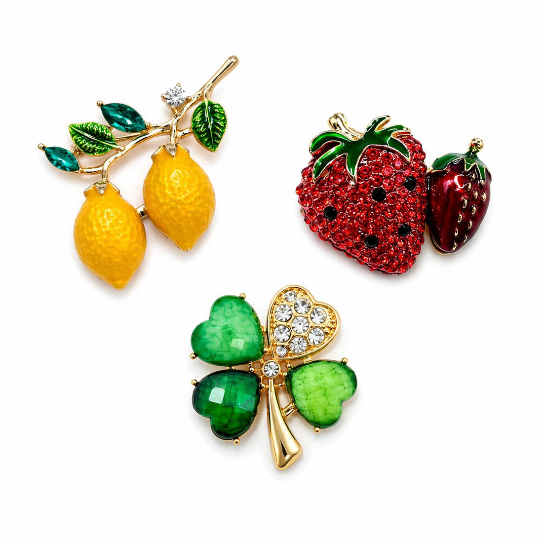 Krāsainas piespraudes ar vasarīgiem ziedu un augļu motīviem.