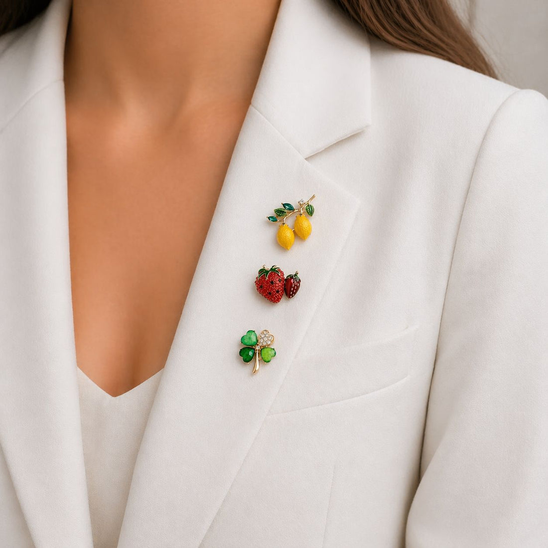 Krāsainas piespraudes ar vasarīgiem ziedu un augļu motīviem.