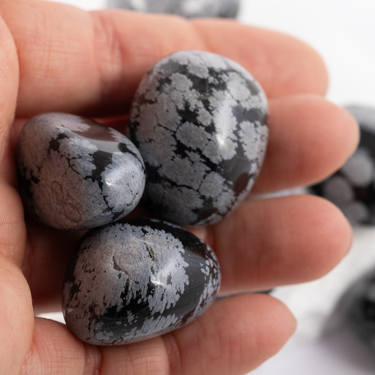 Obsidiāna akmens simboliski saistīts ar negatīvās enerģijas atvairīšanu