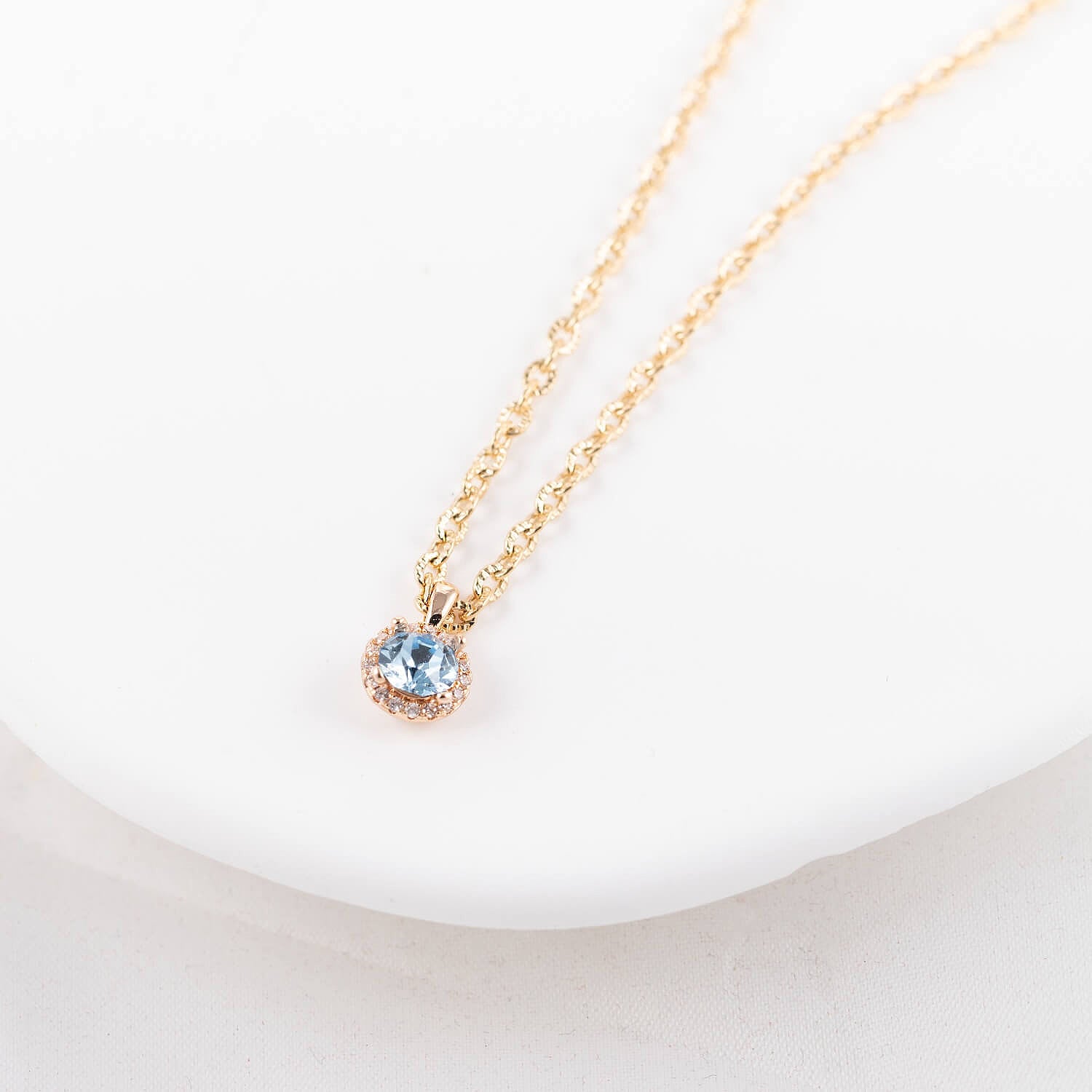 mazā kaklarota ar apaļu kulonu