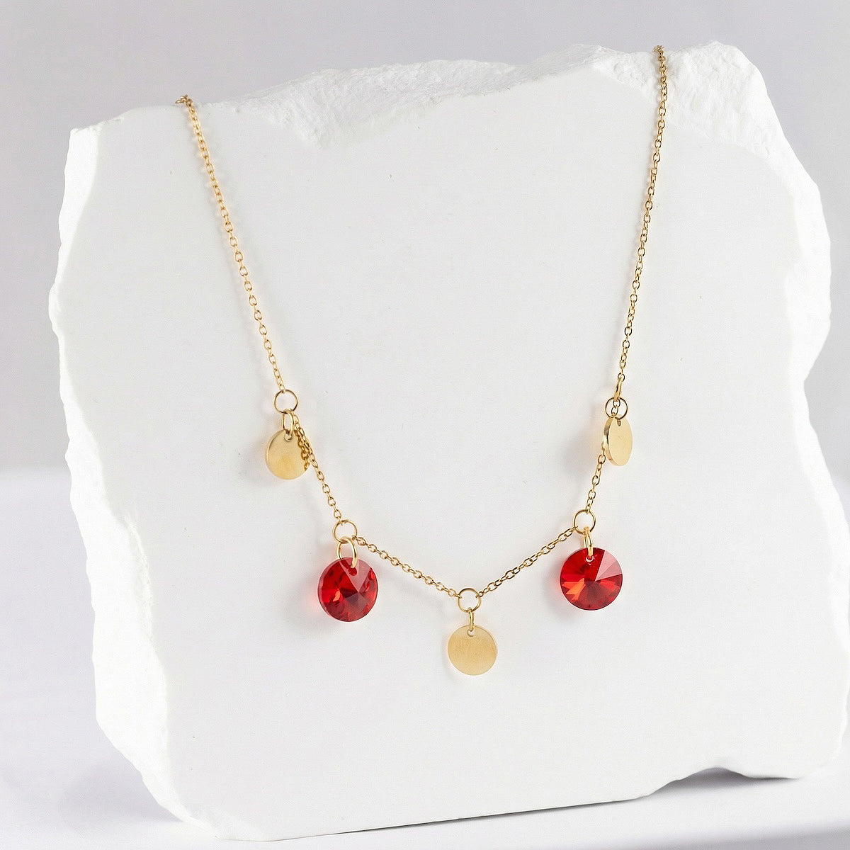 Antialerģiska kaklarota ar sarkaniem kristāla piekariņiem 