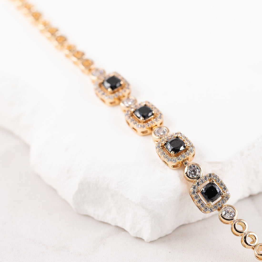 Antialerģiska rokassprādze ar melniem kristāliem 'BLAKE'