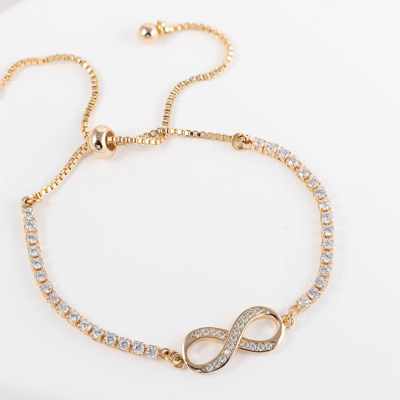 Rokassprādze ar kristāliem un bezgalības zīmi 'VERA'