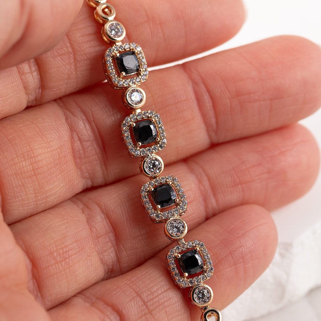 Antialerģiska rokassprādze ar melniem kristāliem 'BLAKE'