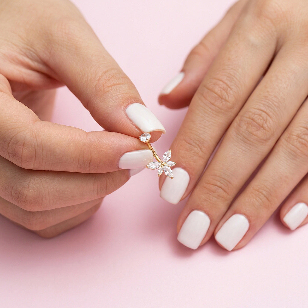 Mirdzošs nabas pīrsings ar kristāliem un drošu skrūvējamu aizdari MONIKA. Antialerģisks, nesūbē, nesatur niķeli.