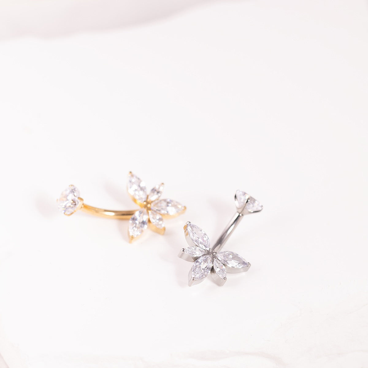 nabas pīrsings vēderam ar kristāliem