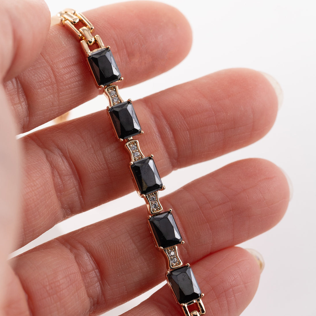 Antialerģiska Rokassprādze ar melniem kristāliem 'NICOLE'