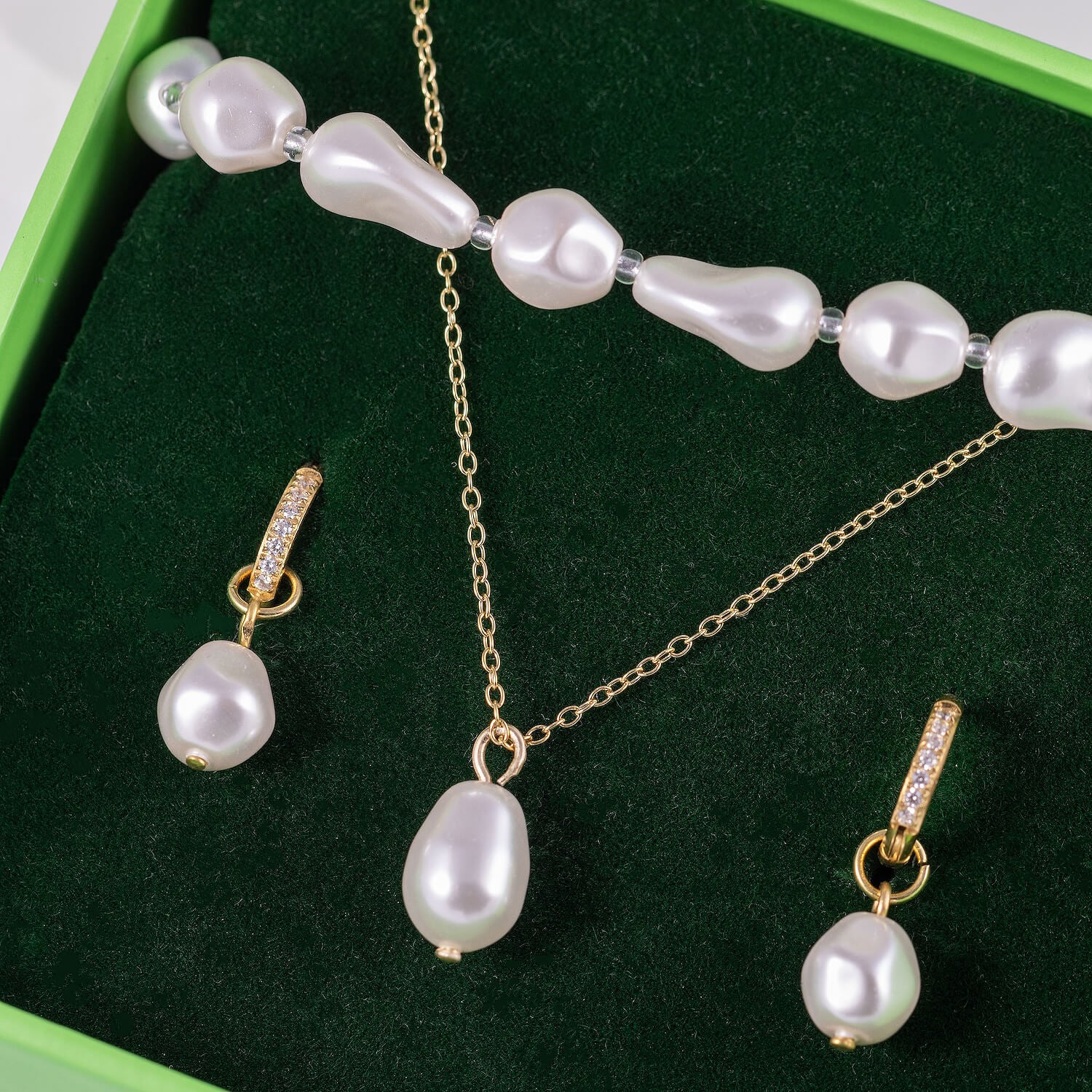 Baltu pērļu rotu komplekts 'VIKTORIA'