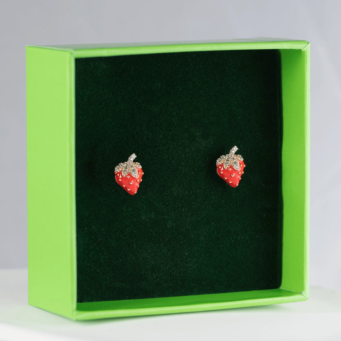 Antialerģiski bērnu nagliņauskari ar kristāliem 'ZEMENE'