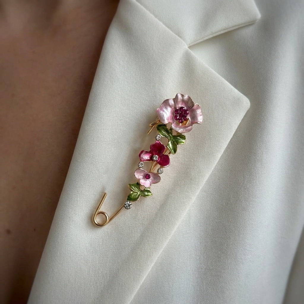 Piespraude ar rozā ziediem