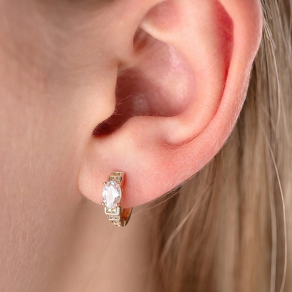 Ērti un viegli auskari ar antialerģisku pārklājumu, piemēroti ikdienai.