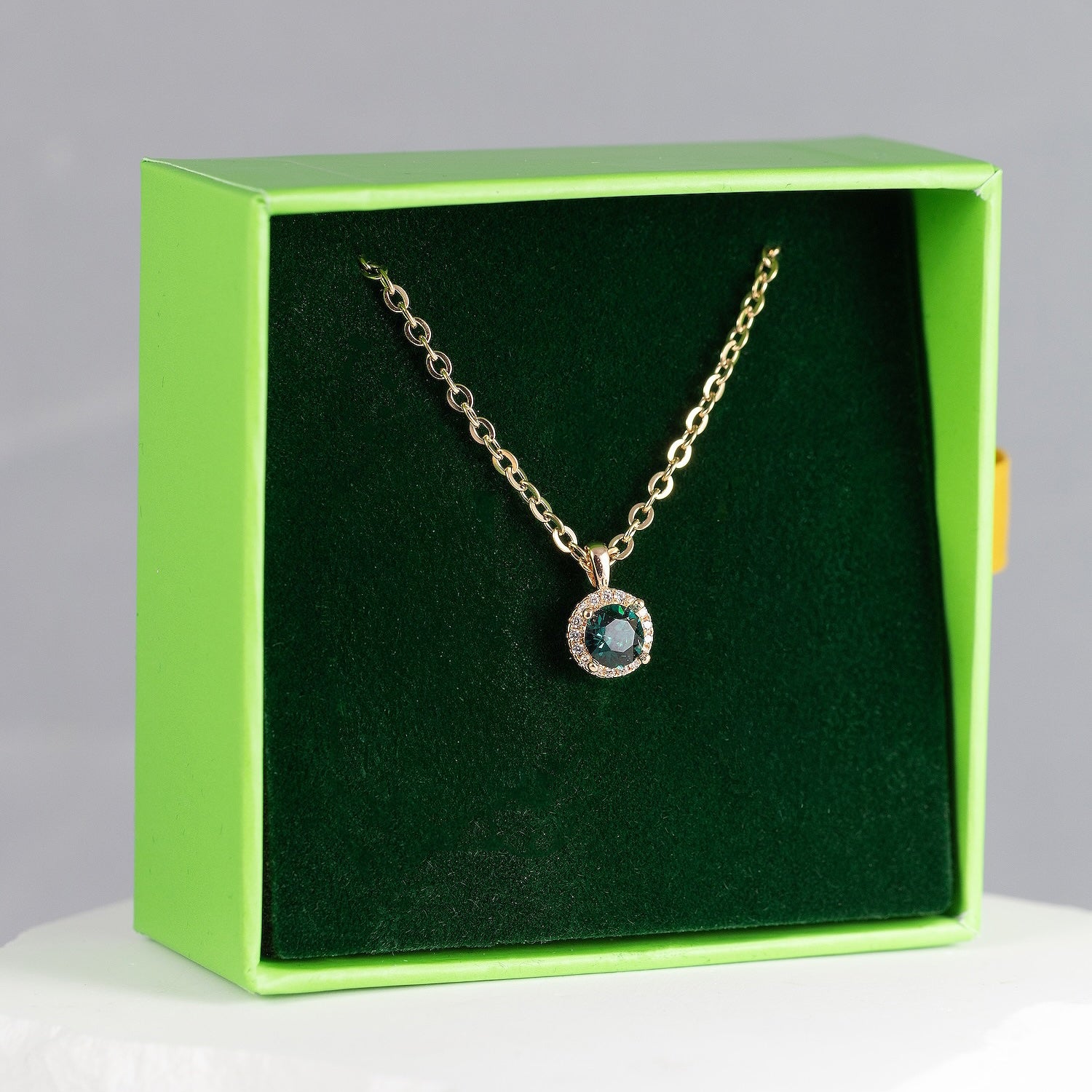 Greznā mazā kaklarota ar apaļu kuloniņu