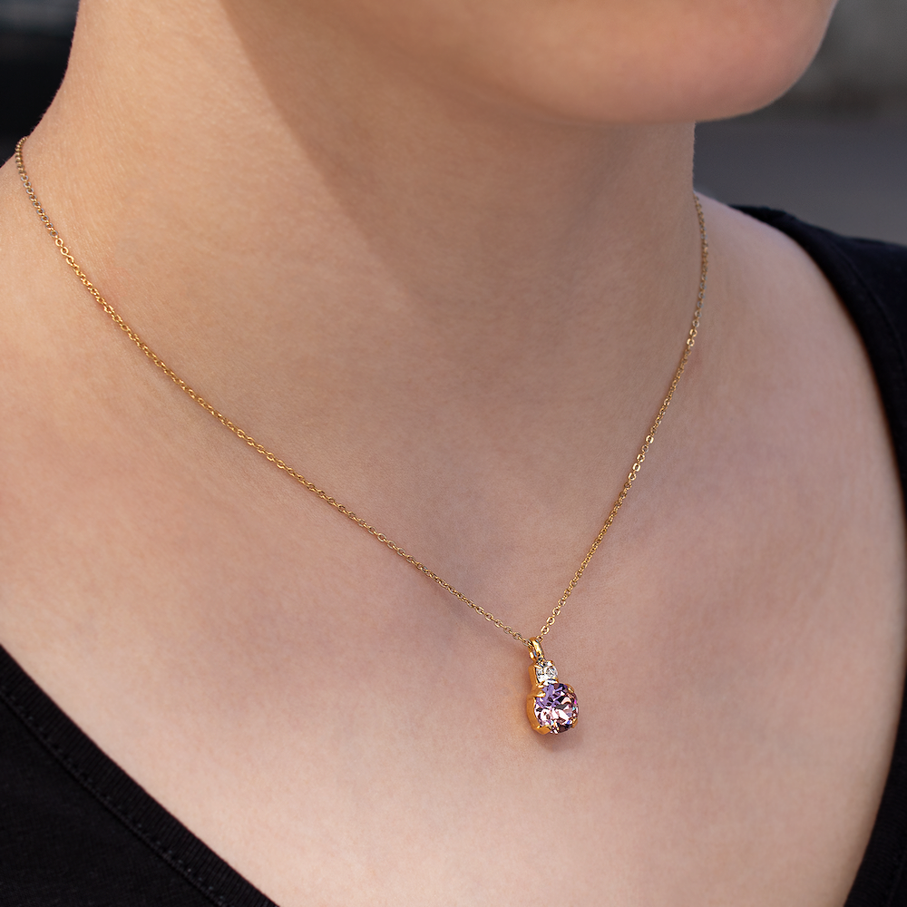 antialerģiska zelta kaklarota smalkā ķēdītē ar tumši rozā kristālu